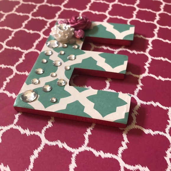 Handcrafted wooden letter E magnet - Picture 4 of 4